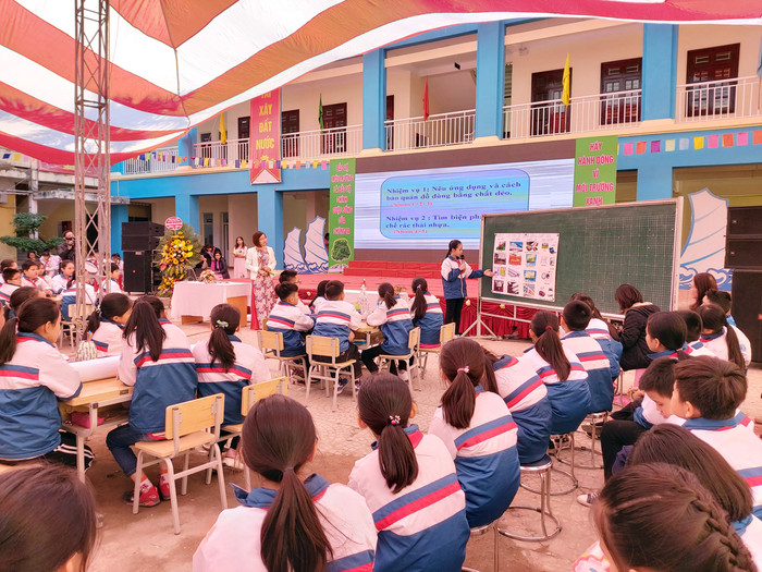 Tiết dạy bài “Chất dẻo” do cô giáo Đồng Thúy Phượng và các em học sinh lớp 5A1 của nhà trường thực hiện tại chuyên đề (Ảnh: Lã Tiến) Tiết dạy bài “Chất dẻo” do cô giáo Đồng Thúy Phượng và các em học sinh lớp 5A1 của nhà trường thực hiện tại chuyên đề (Ảnh: Lã Tiến)