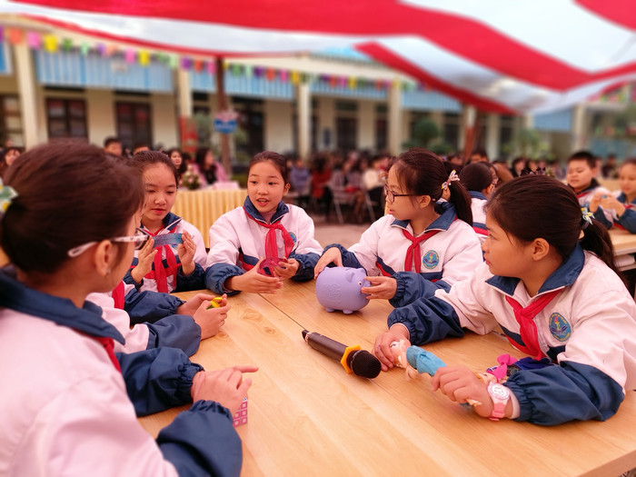 Các em học sinh Trường Tiểu học Võ Thị Sáu được rèn ý thức bảo vệ môi trường thông qua chuyên đề (Ảnh: Lã Tiến) Các em học sinh Trường Tiểu học Võ Thị Sáu được rèn ý thức bảo vệ môi trường thông qua chuyên đề (Ảnh: Lã Tiến)