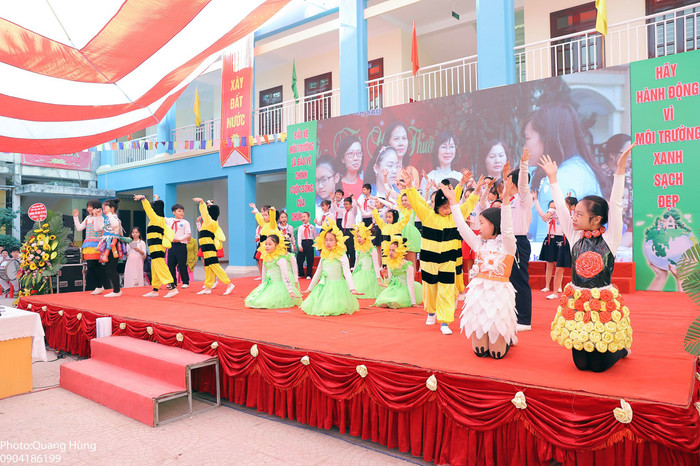 Các tiết mục văn nghệ đặc sắc do học sinh nhà trường biểu diễn (Ảnh: LT) Các tiết mục văn nghệ đặc sắc do học sinh nhà trường biểu diễn (Ảnh: LT)