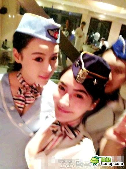 Vẫn chưa biết danh tính của cô gái này, nhưng dựa vào trang phục mà người đẹp này mặc thì có thể thấy cô là một nữ tiếp viên hàng không. Vẫn chưa biết danh tính của cô gái này, nhưng dựa vào trang phục mà người đẹp này mặc thì có thể thấy cô là một nữ tiếp viên hàng không.