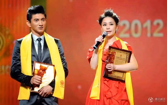 Ngô Kỳ Long và Chung Hân Đồng (A Kiều) nhận giải Cặp đôi nam nữ diễn viên xuất sắc nhất thể loại phim cổ trang.