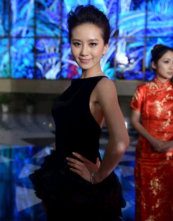 Lưu Thi Thi tạo dáng tại thảm đỏ Lễ trao giải thưởng điện ảnh Hoa Đỉnh 2012. Tại Lễ trao giải Hoa Đỉnh 2012, Lưu Thi Thi và Ngô Kỳ Long đã giành giải Cặp đôi nam nữ diễn viên được yêu mến nhất do các hãng truyền thông bình chọn.