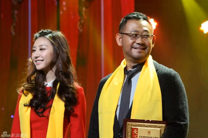 Nam diễn viên Khương Vũ và nữ diễn viên Đường Nhất Phi nhận giải Cặp đôi nam nữ diễn viên xuất sắc nhất đề tài phim Cách mạng.