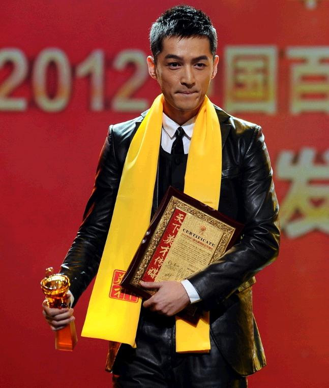 Hồ Ca và Lưu Uy Uy nhận giải Cặp đôi nam nữ diễn viên xuất sắc nhất thể loại phim truyền kỳ.