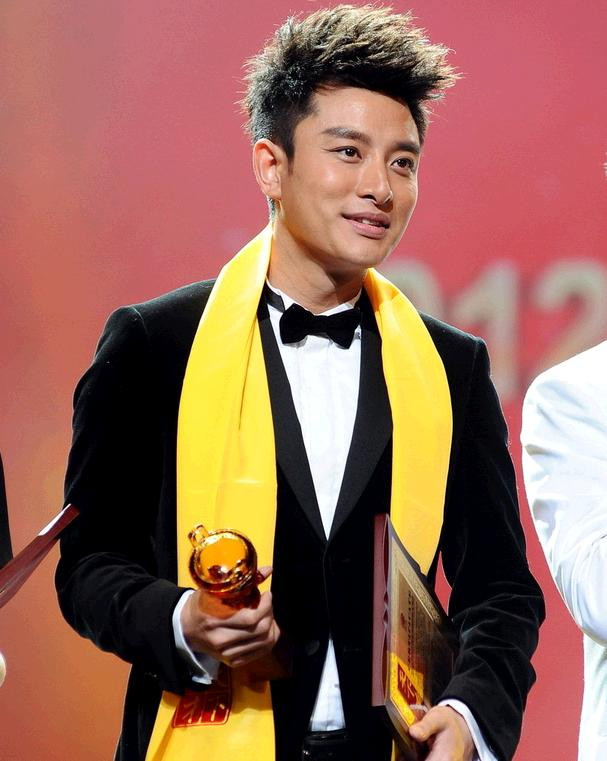 Năm nay vợ chồng Lý Tiểu Lộ và Giả Nãi Lượng đều thắng lớn ở Huading Adward 2012, ông xã của Tiểu Lộ dành giải Nam diễn viên xuất sắc nhất thể loại phim về thành thị. Trong giải cặp đôi nam nữ thì nữ diễn viên Giang San là người vinh dự nhận giải cùng Giả Nãi Lượng.