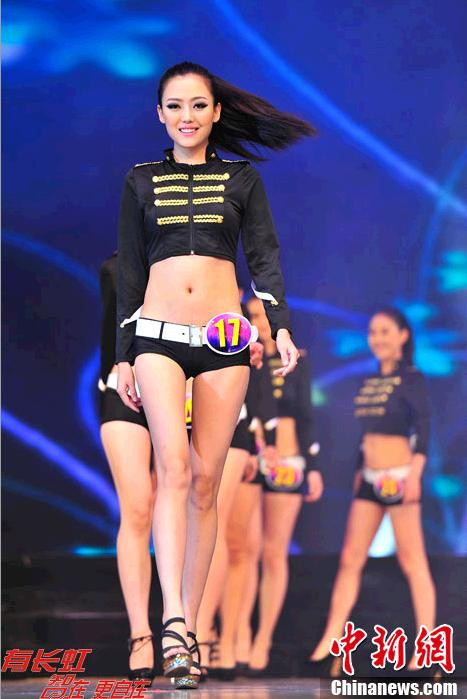 Màn đồng diễn một tiết mục văn nghệ của các thí sinh hoa hậu do ban tổ chức dàn dựng. Màn đồng diễn một tiết mục văn nghệ của các thí sinh hoa hậu do ban tổ chức dàn dựng.