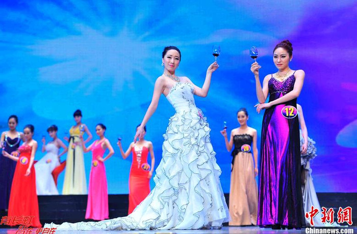 Đạo cụ cho các người đẹp biểu diễn trang phục dạ hội là một ly rượu vang. Đạo cụ cho các người đẹp biểu diễn trang phục dạ hội là một ly rượu vang.