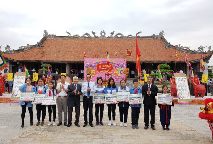Ban tổ chức trao giải học những học sinh có bài viết đạt giải trong lễ khai bút năm 2018 (Ảnh: Lã Tiến) Ban tổ chức trao giải học những học sinh có bài viết đạt giải trong lễ khai bút năm 2018 (Ảnh: Lã Tiến)