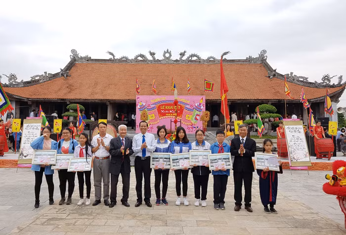 Ban tổ chức trao giải học những học sinh có bài viết đạt giải trong lễ khai bút năm 2018 (Ảnh: Lã Tiến)