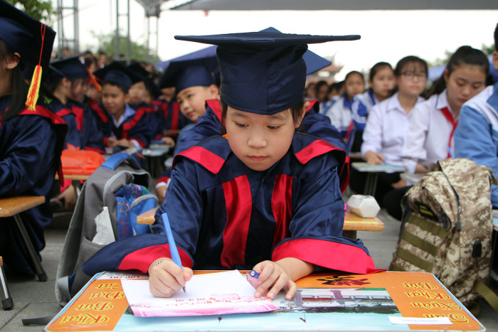 Học sinh Trường Tiểu học Đinh Tiên Hoàng khai bút bày tỏ ước mơ về thành phố Hải Phòng trong tương lai (Ảnh: Lã Tiến) Học sinh Trường Tiểu học Đinh Tiên Hoàng khai bút bày tỏ ước mơ về thành phố Hải Phòng trong tương lai (Ảnh: Lã Tiến)