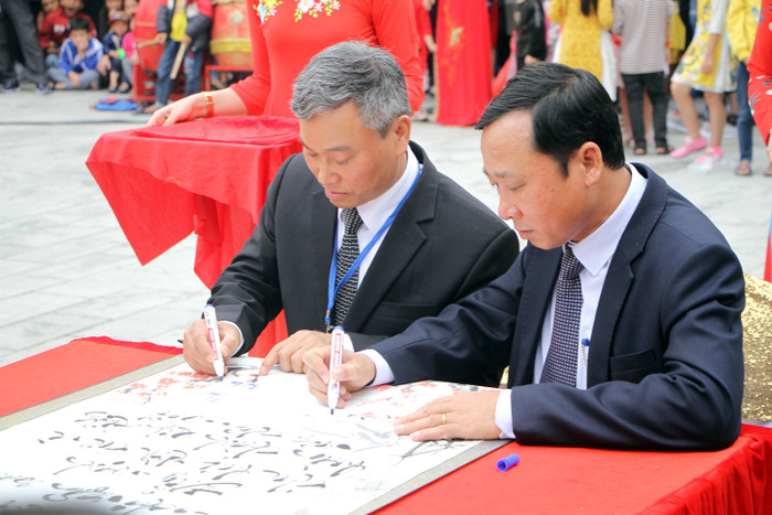 Lãnh đạo huyện Kiến Thụy cũng ký khai bút quyết tâm thực hiện chủ đề năm 2019 của huyện (Ảnh: Lã Tiến) Lãnh đạo huyện Kiến Thụy cũng ký khai bút quyết tâm thực hiện chủ đề năm 2019 của huyện (Ảnh: Lã Tiến)