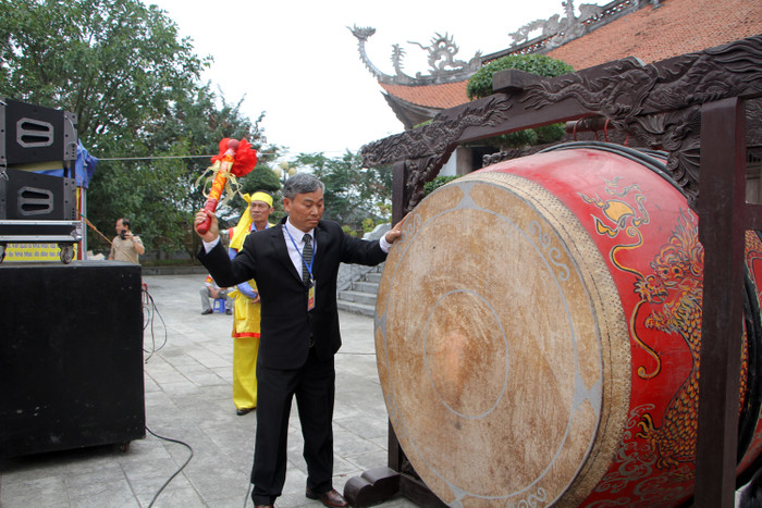 Ông Bùi Đức Thảo, Chủ tịch Ủy ban nhân dân huyện Kiến Thụy đánh trống khai hội. (Ảnh: Lã Tiến) Ông Bùi Đức Thảo, Chủ tịch Ủy ban nhân dân huyện Kiến Thụy đánh trống khai hội. (Ảnh: Lã Tiến)