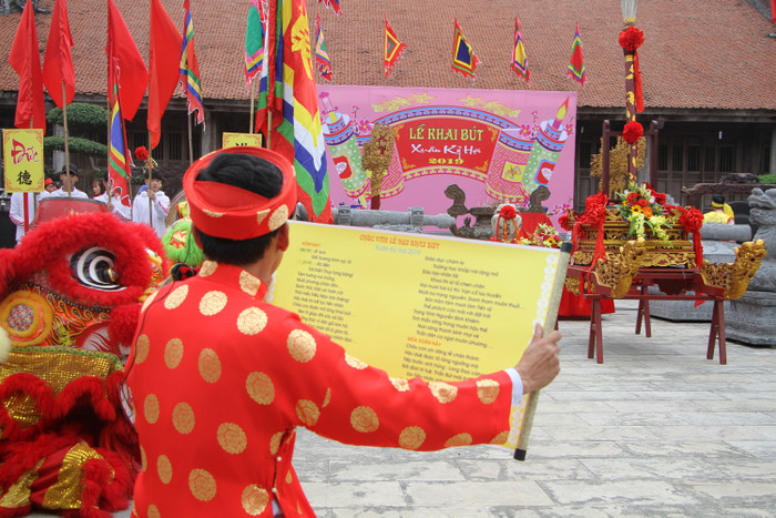 Ông Phạm Văn Tuyên, thành viên Ban tổ chức lễ hội tấu trình Chúc văn khai bút. (Ảnh: Lã Tiến) Ông Phạm Văn Tuyên, thành viên Ban tổ chức lễ hội tấu trình Chúc văn khai bút. (Ảnh: Lã Tiến)