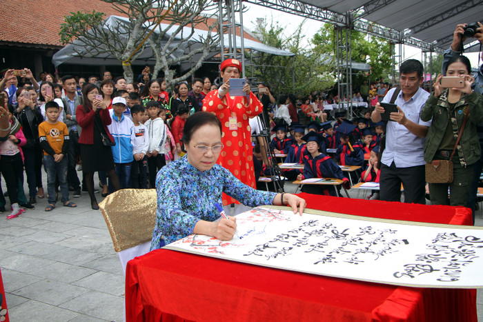 Bà Nguyễn Thị Nghĩa, Phó bí thư Thường trực Thành ủy, Trưởng đoàn Đại biểu Quốc hội Hải Phòng ký khai bút thực hiện chủ đề năm 2019 của thành phố. (Ảnh: Lã Tiến) Bà Nguyễn Thị Nghĩa, Phó bí thư Thường trực Thành ủy, Trưởng đoàn Đại biểu Quốc hội Hải Phòng ký khai bút thực hiện chủ đề năm 2019 của thành phố. (Ảnh: Lã Tiến)