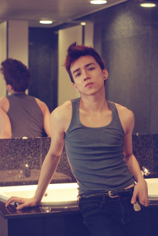 Sức cuốn hút đến từ sự lạnh lùng, trầm mặc nhưng ẩn chứa "làn sóng nội tâm" mạnh mẽ. Hiếm có nam người mẫu nào mang vẻ đẹp ấn tượng đến vậy. Stylist: Hoàng Long Photo: Panda Duong Make up: Hà My Fashion: Pham Collecsion (259 Phan Châu Trinh - TP. HCM) Xem thêm: Style thời trang mùa hè/ Sơ mi xinh cho dân công sở.