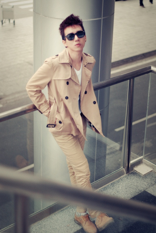 Style rất thích hợp với những anh chàng thích phong cách hiện đại, lịch lãm. Stylist: Hoàng Long Photo: Panda Duong Make up: Hà My Fashion: Pham Collecsion (259 Phan Châu Trinh - TP. HCM) Xem thêm: Style thời trang mùa hè/ Sơ mi xinh cho dân công sở.