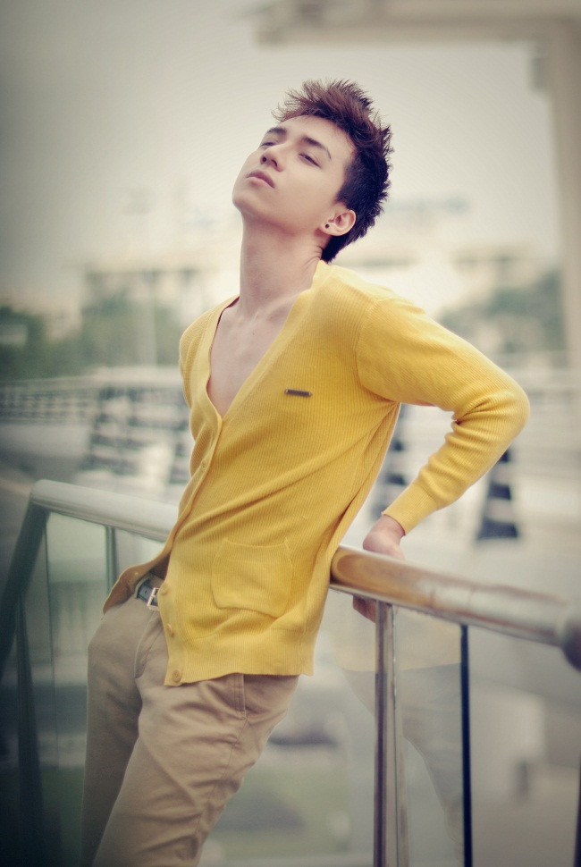 Tạo dáng chuyên nghiệp trước ống kính photographer. Stylist: Hoàng Long Photo: Panda Duong Make up: Hà My Fashion: Pham Collecsion (259 Phan Châu Trinh - TP. HCM) Xem thêm: Style thời trang mùa hè/ Sơ mi xinh cho dân công sở.