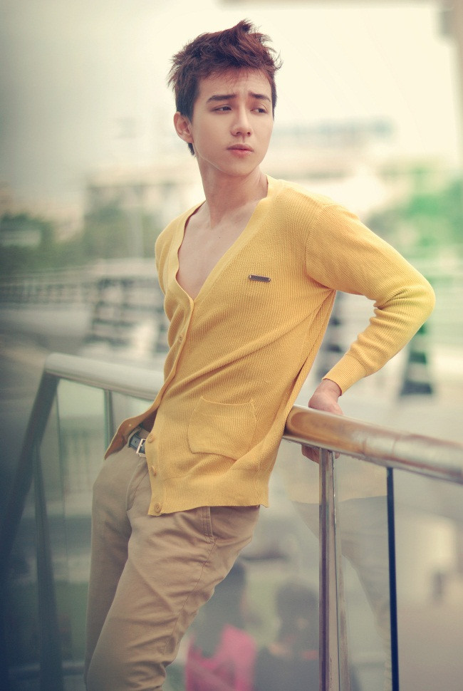 Anh chàng sinh năm 1991 này hiện đang là teen model đắt giá của nhiều tạp chí dành cho giới trẻ như Hoa Học Trò 2, Thế giới học đường, Yeah1, Sinh Viên. Đơn giản với quần thô mềm và áo len mỏng màu vàng mơ, Vĩnh Cường thể hiện sự trẻ trung, năng động. Stylist: Hoàng Long Photo: Panda Duong Make up: Hà My Fashion: Pham Collecsion (259 Phan Châu Trinh - TP. HCM) Xem thêm: Style thời trang mùa hè/ Sơ mi xinh cho dân công sở.