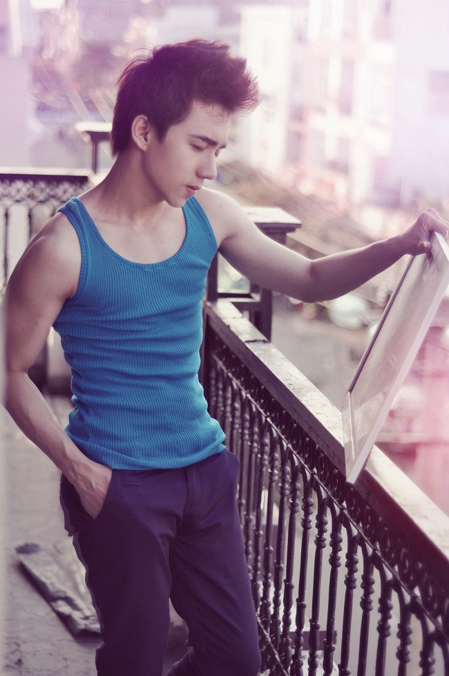 Trong style "Chàng trai mùa hè" Vĩnh Cường cho thấy vẻ trẻ trung, khỏe khoắn và hình thể đẹp. Stylist: Hoàng Long Photo: Panda Duong Make up: Hà My Fashion: Pham Collecsion (259 Phan Châu Trinh - TP. HCM) Xem thêm: Style thời trang mùa hè/ Sơ mi xinh cho dân công sở.