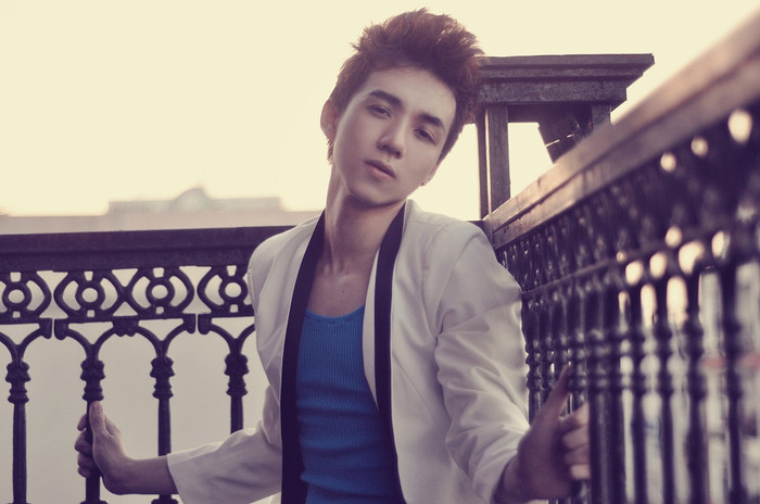 Phá cách với áo vest trắng kết hợp cùng áo pull xanh. Style này vừa tạo cảm giác trẻ trung, vừa chỉn chu. Stylist: Hoàng Long Photo: Panda Duong Make up: Hà My Fashion: Pham Collecsion (259 Phan Châu Trinh - TP. HCM) Xem thêm: Style thời trang mùa hè/ Sơ mi xinh cho dân công sở.