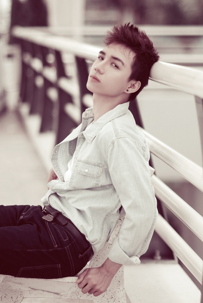 Mới thoáng nhìn Nguyễn Phúc Vĩnh Cường, fan Kpop sẽ không khỏi "hốt hoảng" vì vẻ ngoài đẹp trai lạnh lùng, cá tính như thần tượng Jae Bum của nhóm nhạc đình đám 2PM. Stylist: Hoàng Long Photo: Panda Duong Make up: Hà My Fashion: Pham Collecsion (259 Phan Châu Trinh - TP. HCM) Xem thêm: Style thời trang mùa hè/ Sơ mi xinh cho dân công sở.