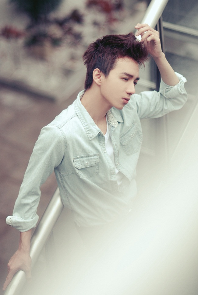 Từ góc nhìn nào, anh chàng nói thông thạo 3 ngoại ngữ : Anh - Pháp- Trung này cũng đều toát lên vẻ đẹp nam tính, cuốn hút và vô cùng chuyên nghiệp trong cách tạo hình. Stylist: Hoàng Long Photo: Panda Duong Make up: Hà My Fashion: Pham Collecsion (259 Phan Châu Trinh - TP. HCM)