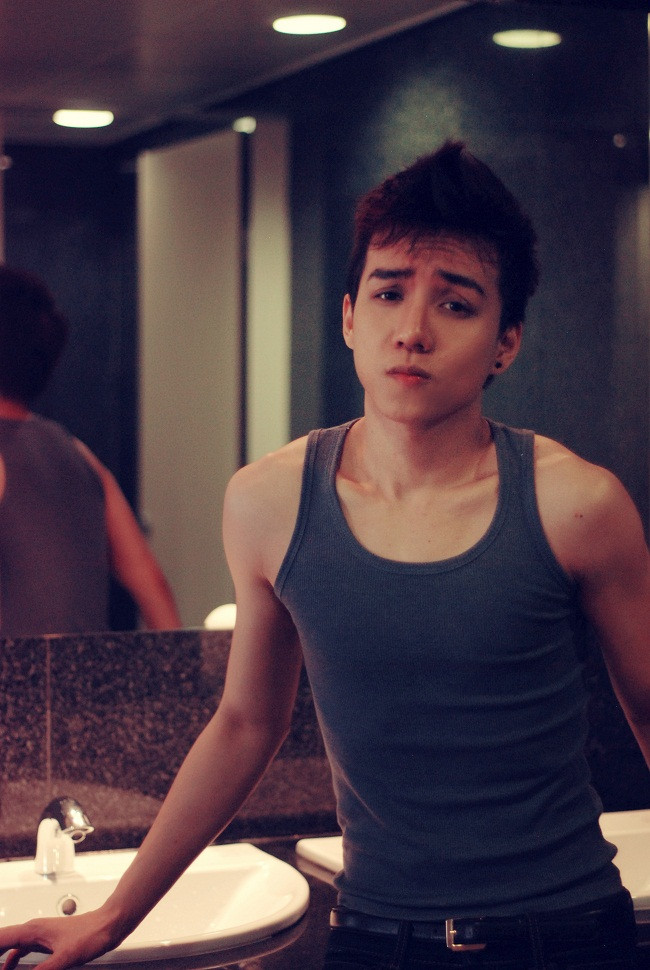 Gương mặt lạnh đã dần dần thể hiện sức biểu cảm, dù chỉ là một cái nhăn trán rất đáng yêu. Stylist: Hoàng Long Photo: Panda Duong Make up: Hà My Fashion: Pham Collecsion (259 Phan Châu Trinh - TP. HCM) Xem thêm: Style thời trang mùa hè/ Sơ mi xinh cho dân công sở.