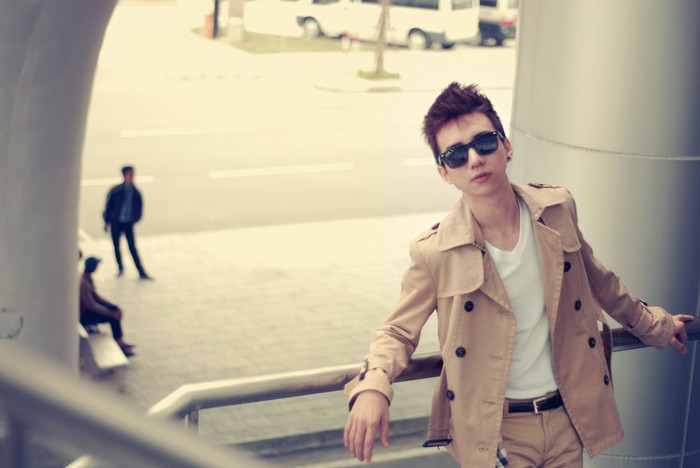 Chiếc kính đen là sự lựa chọn phụ kiện hoàn hảo, làm tôn lên vẻ nam tính và cuốn hút cho mỹ nam. Stylist: Hoàng Long Photo: Panda Duong Make up: Hà My Fashion: Pham Collecsion (259 Phan Châu Trinh - TP. HCM)