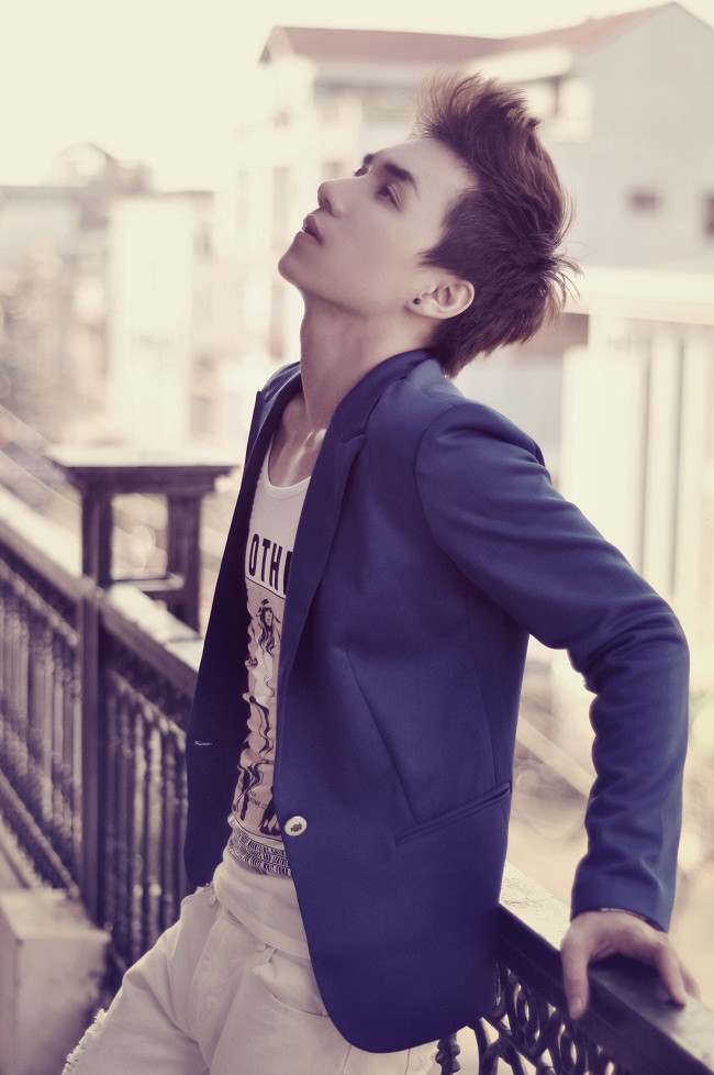 Gương mặt thanh tú nhưng vẫn toát lên vẻ đẹp nam tính, ấn tượng, Vĩnh Cường thừa hưởng chiếc mũi cao và phong cách lịch lãm "rất Pháp", thêm vào đó là đôi mắt sâu lắng đượm chất Việt Nam. Xem thêm: Style thời trang mùa hè/ Sơ mi xinh cho dân công sở.