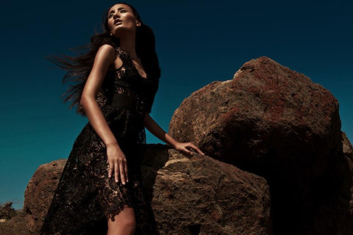 Và thậm chí là những cảm xúc rất mãnh liệt khi nhắc đến Top 3 Vietnam’s Next Top Model: “Nhìn em là có niềm vui để làm việc… You make me crazy…”. Chính sự bày tỏ tình cảm một cách công khai như vậy nên nhiều người đã “đoán già đoán non” giữa giám khảo Đỗ Mạnh Cường và học trò của anh đang tồn tại một mối quan hệ đặc biệt trên mức tình bạn. Xem thêm: Thời trang công sở/ Váy xinh chào hè/ Thời trang Sao