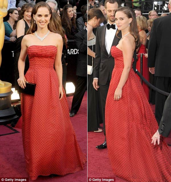Chiếc váy đỏ chấm bi do Christian Dior thiết kế năm 1954 đã được Natalie Portman mượn của nhà mốt Rare Vintage mặc trong lễ trao giải Oscar năm nay. (Ảnh: xzone) Xem thêm: Thời trang công sở/ Váy dạ hội/ Váy xinh chào hè/ Thời trang Sao. Chiếc váy đỏ chấm bi do Christian Dior thiết kế năm 1954 đã được Natalie Portman mượn của nhà mốt Rare Vintage mặc trong lễ trao giải Oscar năm nay. (Ảnh: xzone) Xem thêm: Thời trang công sở/ Váy dạ hội/ Váy xinh chào hè/ Thời trang Sao.