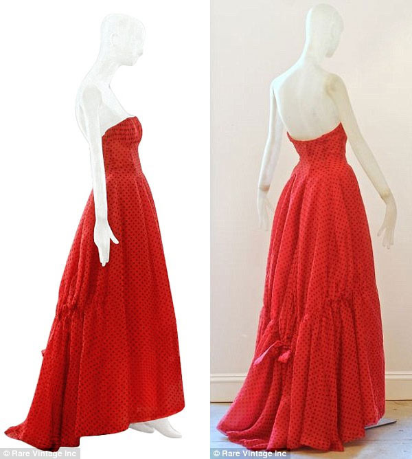 “Chiếc váy mà Natalie mặc trong lễ trao giải Oscar thật đẹp. Nó là chiếc váy nằm trong bộ sưu tập xuân 1954 của nhà thiết kế Christian Dior” - Stylist Kate Young, người đã giúp Natalie chọn chiếc váy này nhận xét. “Ban đầu Portman định chọn mặc một chiếc váy khác, nhưng khi tôi nhận được điện thoại của Rare Vintage, tôi đã gợi ý cho Portman chọn chiếc váy chấm bi này”. (Ảnh: xzone) Xem thêm: Thời trang công sở/ Váy dạ hội/ Váy xinh chào hè/ Thời trang Sao. “Chiếc váy mà Natalie mặc trong lễ trao giải Oscar thật đẹp. Nó là chiếc váy nằm trong bộ sưu tập xuân 1954 của nhà thiết kế Christian Dior” - Stylist Kate Young, người đã giúp Natalie chọn chiếc váy này nhận xét. “Ban đầu Portman định chọn mặc một chiếc váy khác, nhưng khi tôi nhận được điện thoại của Rare Vintage, tôi đã gợi ý cho Portman chọn chiếc váy chấm bi này”. (Ảnh: xzone) Xem thêm: Thời trang công sở/ Váy dạ hội/ Váy xinh chào hè/ Thời trang Sao.