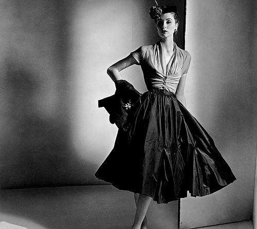 Mẫu váy cổ điển, được thiết kế từ những năm 30 của thế kỷ trước. (Ảnh: vietbao) Xem thêm: Thời trang công sở/ Váy dạ hội/ Váy xinh chào hè/ Thời trang Sao. Mẫu váy cổ điển, được thiết kế từ những năm 30 của thế kỷ trước. (Ảnh: vietbao) Xem thêm: Thời trang công sở/ Váy dạ hội/ Váy xinh chào hè/ Thời trang Sao.