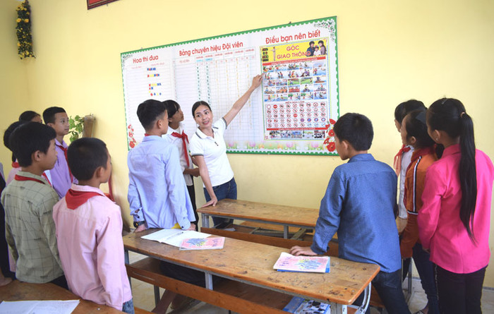 Cô giáo Nguyễn Thu Hiền dạy học sinh tìm hiểu về các biển báo giao thông. (Ảnh: CTV) Cô giáo Nguyễn Thu Hiền dạy học sinh tìm hiểu về các biển báo giao thông. (Ảnh: CTV)