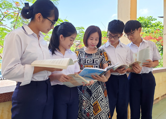 Cô giáo Cao Minh Hà cùng các em học sinh trao đổi về nội dung bài học (Ảnh: LT)