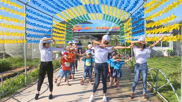 Cô giáo và các em học sinh tập thể dục trong chương trình trải nghiệm tại Hợp tác xã nông nghiệp Hoa Sen. (Ảnh: Lã Tiến) Cô giáo và các em học sinh tập thể dục trong chương trình trải nghiệm tại Hợp tác xã nông nghiệp Hoa Sen. (Ảnh: Lã Tiến)