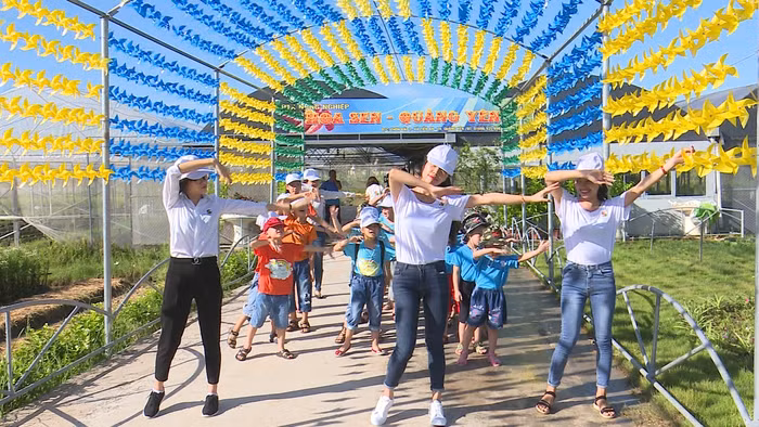 Cô giáo và các em học sinh tập thể dục trong chương trình trải nghiệm tại Hợp tác xã nông nghiệp Hoa Sen. (Ảnh: Lã Tiến) Cô giáo và các em học sinh tập thể dục trong chương trình trải nghiệm tại Hợp tác xã nông nghiệp Hoa Sen. (Ảnh: Lã Tiến)