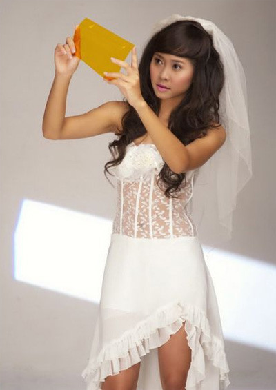 Không chỉ ứng dụng tuyệt vời trong cuộc sống thường nhật váy mullet còn được các nhà thiết kế ứng dụng vào trang phục thiết kế váy cưới tạo cho cô dâu vẻ đẹp vừa ngọt ngào vừa vô cùng hiện đại. (Ảnh: ngoisao) Xem thêm: Bộ sưu tập váy xinh chào hè 2012/ Thời trang sao Việt/ Thời trang sao Hàn,