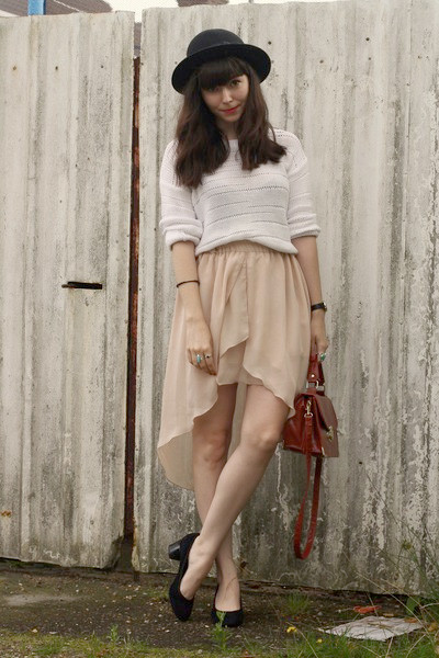 Váy mullet được kết hợp nhiều nhất với áo sơ mi, nhưng ngoài ra, bạn gái còn có thể kết hợp với áo len mỏng hoặc áo pull, tùy theo thời tiết. (Ảnh: ngoisao) Xem thêm: Bộ sưu tập váy xinh chào hè 2012/ Thời trang sao Việt/ Thời trang sao Hàn,