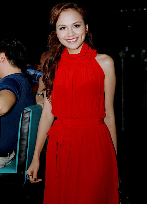 Những chi tiết phần cổ váy dù tinh tế và cầu kỳ nhưng chỉ khiến gương mặt hoa hậu Diễm Hương dường như tròn hơn Xem thêm: Thời trang Sao / Váy xinh cho hè thêm tươi vui, năng động/ Diên sơ mi đẹp như Thanh Hằng.