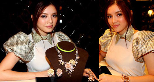 1. Váy áo khiến người đẹp bị... ngắn cổ: Với những nghệ sỹ có thân hình cao ráo hoặc chiếc cổ thanh mảnh, nhỏ xinh thì mặc bộ cánh nào cũng sẽ đẹp và hài hòa. Nhưng với những người đẹp có vóc dáng tròn trịa, có cấu tạo xương cổ ngắn, vai rộng, có gương mặt tròn thì việc chọn váy, áo có phần thiết kế cổ nặng nề hoặc cồng kềnh sẽ dễ lộ nhược điểm hình thể. Mốt cổ áo rời rất xinh xắn, dễ thương và trẻ trung, nhưng phần chân cổ cao sẽ không mấy phù hợp với sự tròn trịa, đầy đặn của Lý Nhã Kỳ. Xem thêm: Thời trang Sao / Váy xinh cho hè thêm tươi vui, năng động/ Diên sơ mi đẹp như Thanh Hằng.