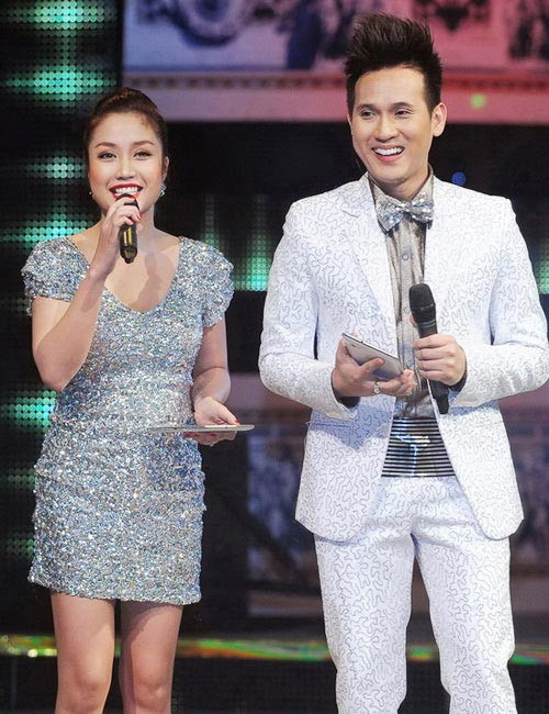 MC Thanh Vân có lẽ cần tập luyện nhiều mới có thể phù hợp với mẫu váy này. Xem thêm: Thời trang Sao / Váy xinh cho hè thêm tươi vui, năng động/ Diên sơ mi đẹp như Thanh Hằng.