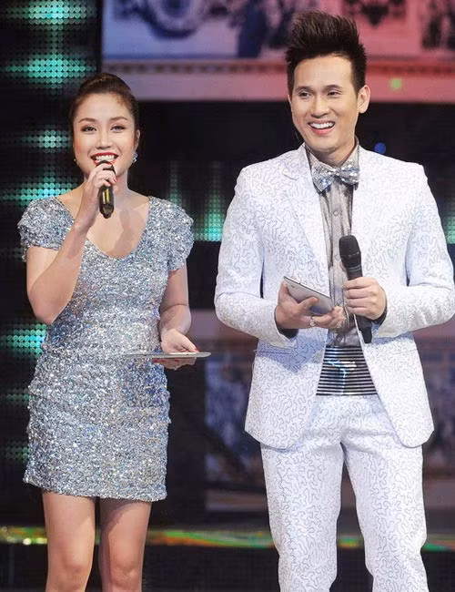 MC Thanh Vân có lẽ cần tập luyện nhiều mới có thể phù hợp với mẫu váy này. Xem thêm: Thời trang Sao / Váy xinh cho hè thêm tươi vui, năng động/ Diên sơ mi đẹp như Thanh Hằng.