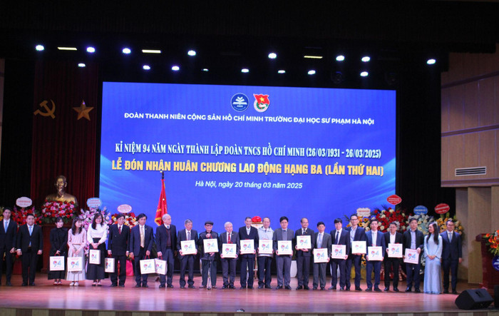 Ban chấp hành Đoàn Trường Đại học Sư phạm Hà Nội tặng quà tri ân nguyên Bí thư, nguyên Phó Bí thư Đoàn trường các thời kì. Ảnh: HNUE. Ban chấp hành Đoàn Trường Đại học Sư phạm Hà Nội tặng quà tri ân nguyên Bí thư, nguyên Phó Bí thư Đoàn trường các thời kì. Ảnh: HNUE.