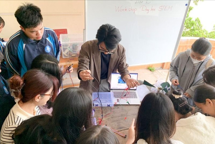 Sinh viên tham quan, trải nghiệm hệ thống phòng thí nghiệm của Khoa Vật lí, Trường Đại học Sư phạm Hà Nội, bao gồm phòng Raman (Bộ môn Chất rắn Điện tử); phòng BET (Bộ môn Vật lí Đại cương); phòng lab (Bộ môn Phương pháp dạy học). Ảnh: HNUE. 480919637_640609414993498_2964769901907706711_n.jpg