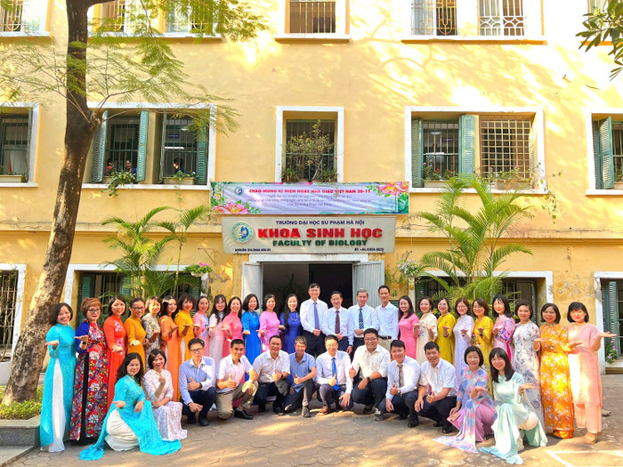Đội ngũ thầy cô cán bộ, giảng viên của Khoa Sinh học, Trường Đại học Sư phạm Hà Nội. Ảnh: HNUE. Đội ngũ thầy cô cán bộ, giảng viên của Khoa Sinh học, Trường Đại học Sư phạm Hà Nội. Ảnh: HNUE.