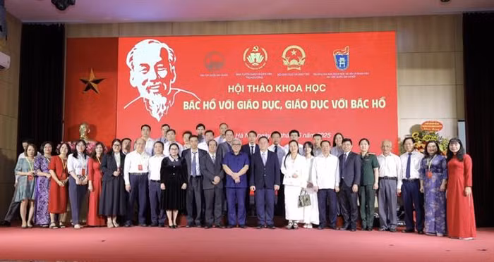 Đại biểu dự hội thảo chụp ảnh lưu niệm. Ảnh: Bộ Giáo dục và Đào tạo.