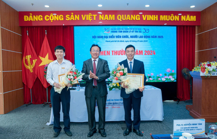 Bí thư Đảng ủy, Giám đốc Trung tâm Quản lý Ký túc xá Tăng Hữu Thủy tặng Giấy khen cho tập thể, cá nhân hoàn thành xuất sắc nhiệm vụ năm 2024. Ảnh: Trung tâm Quản lý Ký túc xá, Đại học Quốc gia Thành phố Hồ Chí Minh. Bí thư Đảng ủy, Giám đốc Trung tâm Quản lý Ký túc xá Tăng Hữu Thủy tặng Giấy khen cho tập thể, cá nhân hoàn thành xuất sắc nhiệm vụ năm 2024. Ảnh: Trung tâm Quản lý Ký túc xá, Đại học Quốc gia Thành phố Hồ Chí Minh.