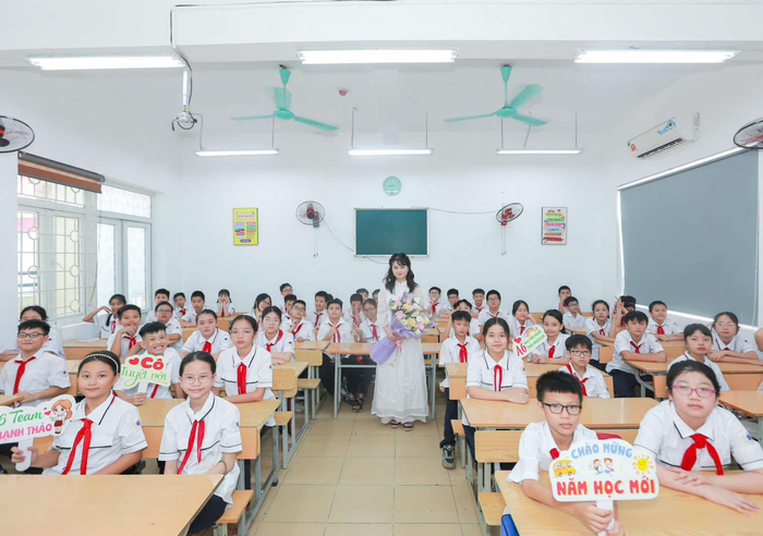 Cô Vũ Đức Hạnh Thảo cùng các em học sinh Trường Trung học cơ sở Hoàng Liệt (Hà Nội). Ảnh: NVCC. Cô Vũ Đức Hạnh Thảo cùng các em học sinh Trường Trung học cơ sở Hoàng Liệt (Hà Nội). Ảnh: NVCC.