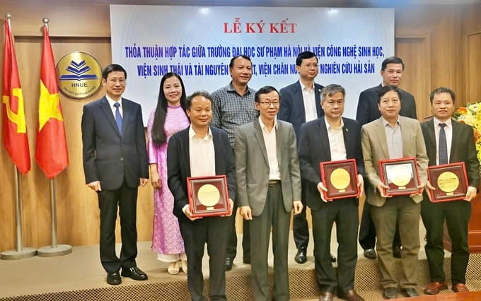 Trường Đại học Sư phạm Hà Nội ký kết biên bản ghi nhớ hợp tác với các Viện Công nghệ sinh học, Viện Sinh thái và Tài nguyên sinh vật, Viện Nghiên cứu hải sản, Viện Chăn nuôi. Ảnh: HNUE. Trường Đại học Sư phạm Hà Nội ký kết biên bản ghi nhớ hợp tác với các Viện Công nghệ sinh học, Viện Sinh thái và Tài nguyên sinh vật, Viện Nghiên cứu hải sản, Viện Chăn nuôi. Ảnh: HNUE.